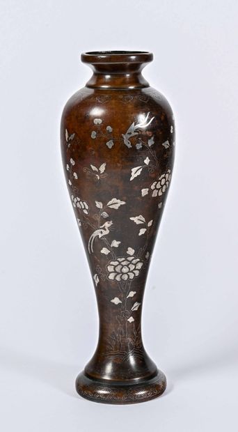 CHINE - Fin XVIIIème siècle Vase en bronze forme Maipin avec incrustation d'argent,...