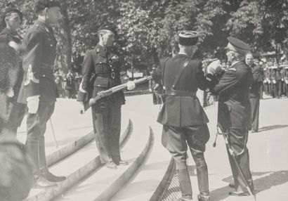 PHOTO GALLIA VICHY Revue d’un régiment de Chasseurs à pieds par l’amiral Darlan à...