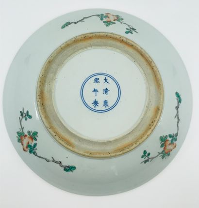 CHINE - XIXe siècle Plat en porcelaine à décor dans le goût de la famille verte d’une...