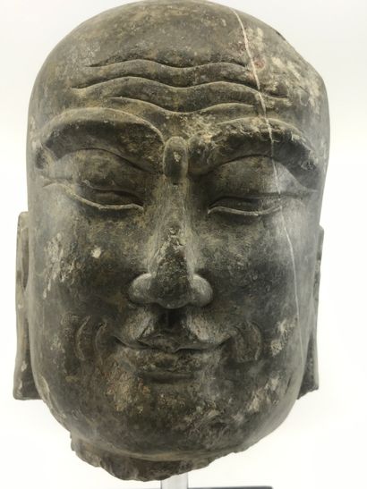 CHINE - Période Transition Ming Qing (1618 – 1696) Tête de Bouddha en pierre ciste...