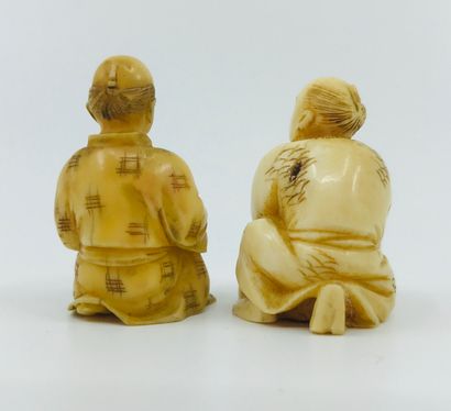 **JAPON, Epoque Meiji Two ivory netsukes representing two peasants in activity 

H....