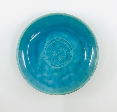 CHINE - XVIIIème Petite coupelle en porcelaine turquoise à décor de dragon et d'une...