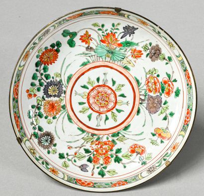 CHINE - Fin XVIIème siècle Paire d’assiettes creuses en porcelaine, famille verte...