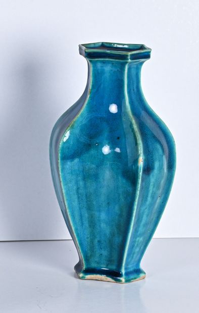 CHINE - début XIXème Vase porcelaine turquoise à cotés incurvés, dans le style Ming

H....