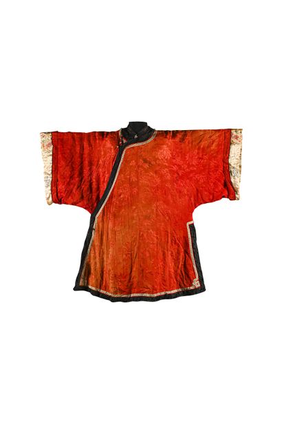 CHINE Costume de dame en mousseline de soie rouge à motif de chrysanthèmes et orné...