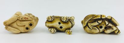 **JAPON, XXème siècle Trois netsukés en ivoire représentant trois animaux