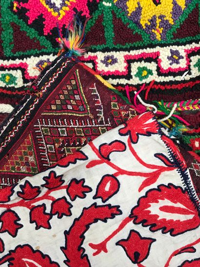 Deux housses de coussins de chamelier tissées en laine multicolore, à décor géométrique

l....
