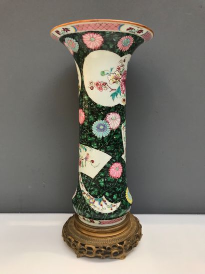 CHINE - XIXe siècle 
Vase cornet en porcelaine polychrome à décors de pivoines dans...