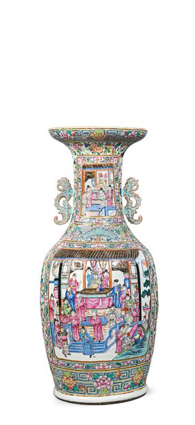 CHINE, CANTON Grand vase en porcelaine, richement orné d'un décor d'oiseaux parmi...