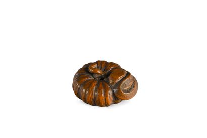 JAPON, Début Meiji Boxwood Netsuke representing a gourd decorated with a snake 

Bears...