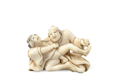 **JAPON - époque MEIJI Très rare netsuke érotique, l’homme tenant un verre de saké,...