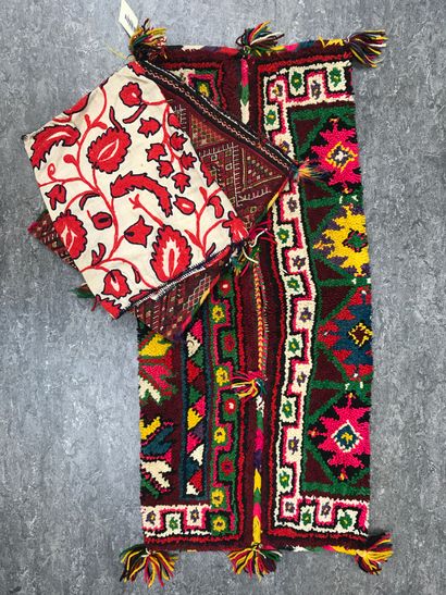Deux housses de coussins de chamelier tissées en laine multicolore, à décor géométrique

l....