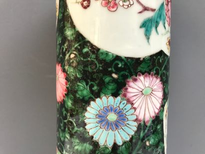 CHINE - XIXe siècle 
Vase cornet en porcelaine polychrome à décors de pivoines dans...