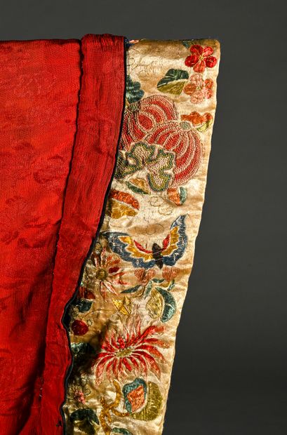 CHINE Costume de dame en mousseline de soie rouge à motif de chrysanthèmes et orné...