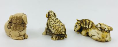 **JAPON, XXème siècle Three ivory netsuks representing three animals