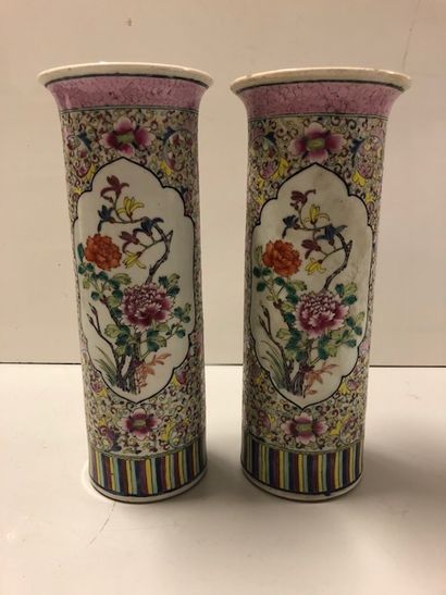 CHINE - Début du XIXe siècle Paire de vases rouleau en porcelaine à décor famille...