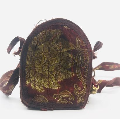 TIBET - VERS 1900 Portable reliquary in copper and gilt metal decoration, protecting...
