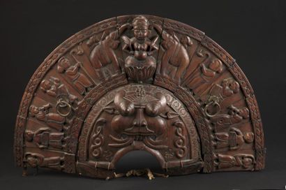 null Coiffe de Theyyam 
Bois sculpté, deux anneaux de fer et cordage pour fixation
Inde,...
