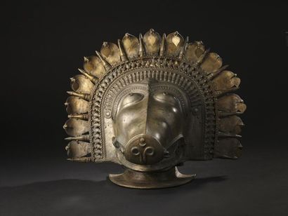 null Beau masque de Panjurli pour les cérémonies Bhuta 
Bronze et or
Inde, Karnataka,...