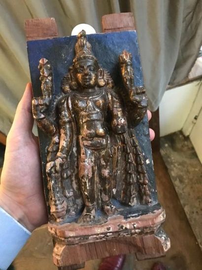 null Vishnou
Bois sculpté et laqué avec des traces de dorure
Inde, XIXe siècle 
H....