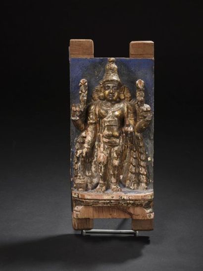 null Vishnou
Bois sculpté et laqué avec des traces de dorure
Inde, XIXe siècle 
H....