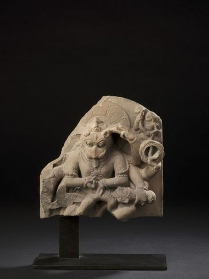 null Fragment de stèle représentant Narasimha 
Grès 
Inde, XII - XIIIe siècle
H....