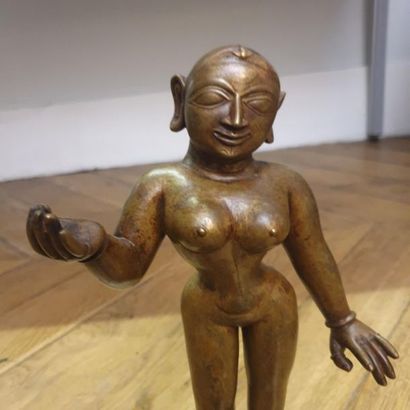 null Sculpture de Radha 
Bronze ou fonte de laiton 
Inde, Orissa, XV - XVIe siècle
H....