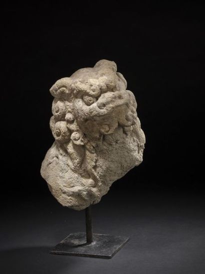 null Probablement CHINE, XVIIe-XVIIe siècle
Tête de lion de fô en pierre
H. 30 cm...