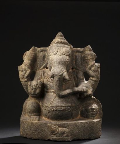 null Statue de Ganesh
Granit
Inde du Sud, XVe - XVIe siècle 
H. 47 cm L. 38 cm P....