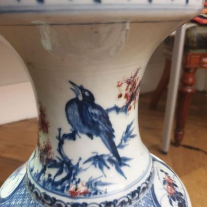 null CHINE - XVIIIe siècle
Vase balustre à col ouvert en porcelaine émaillée en bleu...