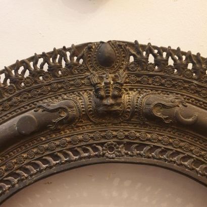 null Grande mandorle 
Bronze ou fonte de laiton
Inde, Kerala, XVIIIe siècle
H. 91...