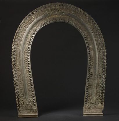 null Grande mandorle 
Bronze ou fonte de laiton
Inde, Kerala, XVIIIe siècle
H. 91...