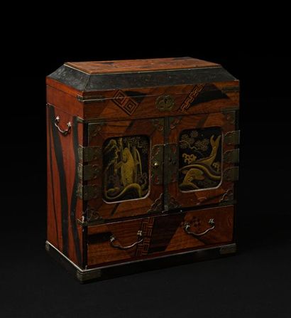 null JAPON - Époque MEIJI (1868 - 1912).
Cabinet en bois sculpté ouvrant en partie...
