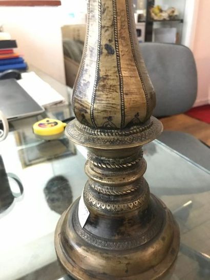null Lampe à huile
Bronze 
Inde du Sud, Karnataka, XIXe siècle
H. 46 cm AR

Lampe...