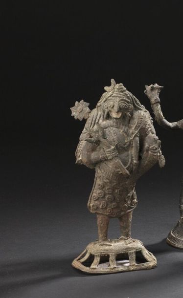 null Statuette Khond d'une divinité portant une dépouille humaine
Laiton
Inde, XIXe...