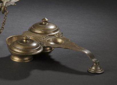 null Double encensoir à camphre 
Bronze 
Inde, Kerala, XIXe siècle 
L. 24,5 cm AR

Ce...