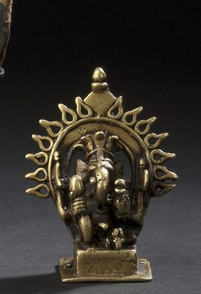 null Petit Ganesh dans une mandorle 
Bronze / Fonte de laiton
Inde, Karnataka, XVIIIe...
