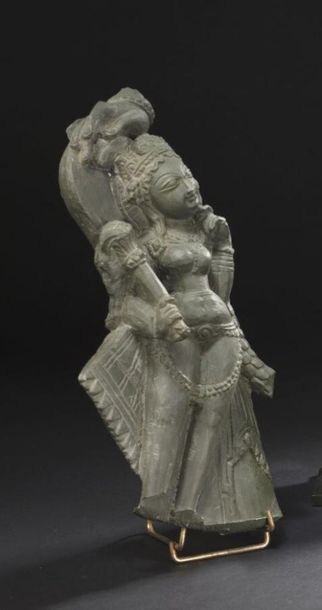 null Fragment de stèle représentant Bhudevi
Pierre verte 
Inde, Cachemire, VIIIe...