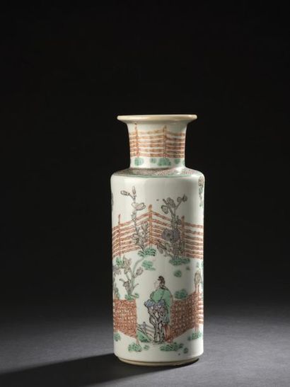 null CHINE, Période Kangxi 1662-1722
Vase rouleau en porcelaine à col étroit, décroé...