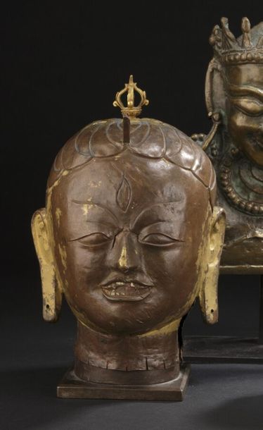 null Tête de Dakini 
Cuivre repoussé et doré 
Népal, XIXe siècle
H. 24 cm AR

Publication...