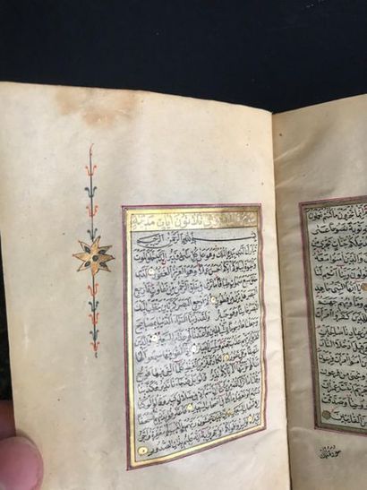null Coran copié par Ahmad al-Sukri b. Salim
Encre et pigments polychromes et or...