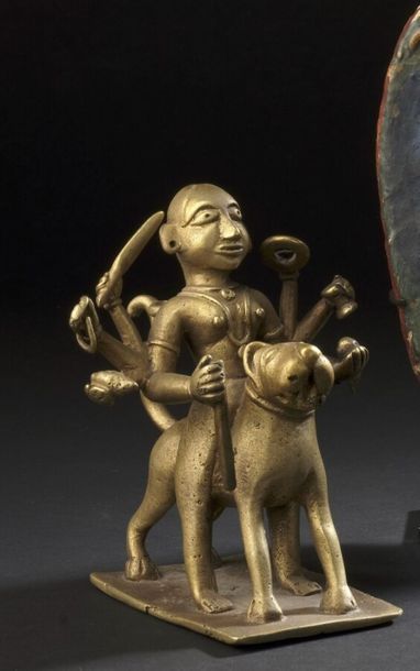 null Durga sur son vahana
Bronze 
Inde, Imachal Pradesh, XVIIe siècle
H. 14 cm AR

Déesse...