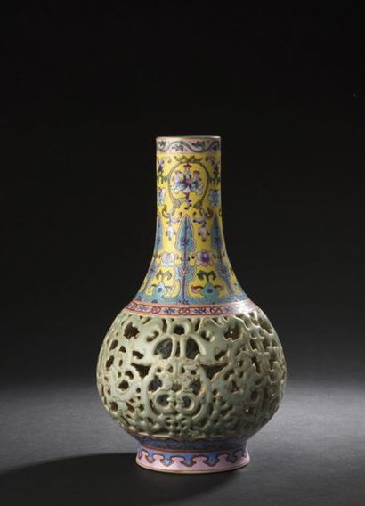 null CHINE
Vase bouteille à panse ajourée et réticulée en porcelaine émaillée polychrome...