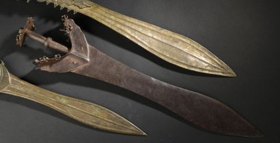 null Kadthala, épée cérémonielle du Theyyam 
Fer 
Inde, Kerala, XIXe siècle 
L. 60,5...