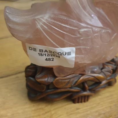 null Figurine en quartz rose représentant un canard mandarin tenant dans son bec...