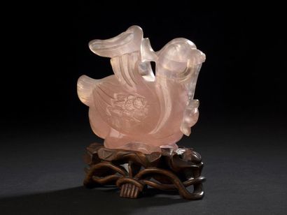 null Figurine en quartz rose représentant un canard mandarin tenant dans son bec...