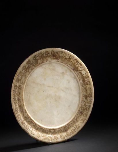 null Grand plat en albâtre à décor d'or 
Albâtre, or
Inde, XIXe - XXe siècle
D. 40...