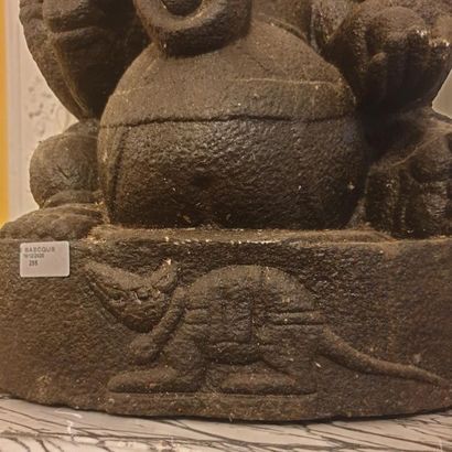 null INDE, XVI-XVIIIe siècle
Statue de Ganesh en pierre volcanique noire
H. 52,5...