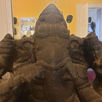 null INDE, XVI-XVIIIe siècle
Statue de Ganesh en pierre volcanique noire
H. 52,5...