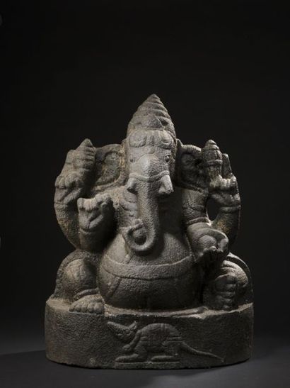 null INDE, XVI-XVIIIe siècle
Statue de Ganesh en pierre volcanique noire
H. 52,5...